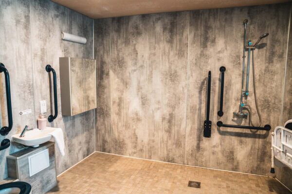 Wheelchair-accessible-wetroom